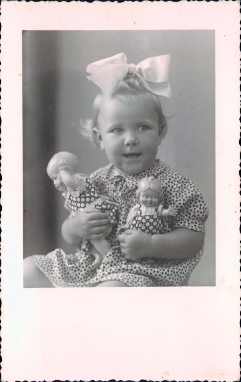 hannelorehahnmit2puppen.jpg